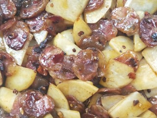 14、酱香土豆炒腊肠,继续勤快翻炒，让土豆片完美吸收和腊肠的油。