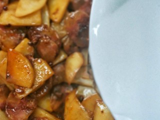 15、酱香土豆炒腊肠,加半碗清水。