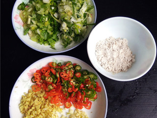 3、香辣豆瓣鱼,芹菜、二荆条、老姜、大蒜、部分大葱切碎（部分大葱切小段）；备上干淀粉，用于后面汤汁勾芡；