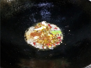 6、香辣豆瓣鱼,再调入郫县豆瓣酱，继续翻炒；