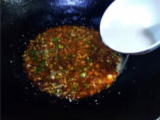 10、香辣豆瓣鱼,调入适量盐，翻炒均匀；再调入水淀粉，迅速搅拌均匀；