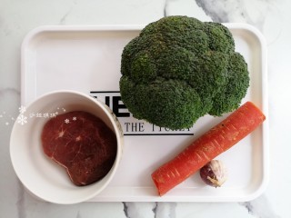 1、西兰花炒牛肉,准备食材。