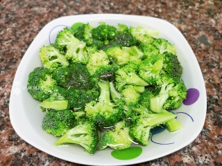 2、西兰花炒牛肉,将西兰花拆洗干净用淡盐水泡一会儿杀菌。