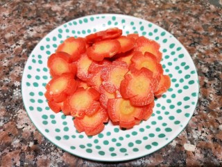 4、西兰花炒牛肉,将胡萝卜洗净切成薄片备用。