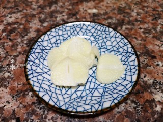 5、西兰花炒牛肉,将大蒜切片备用。