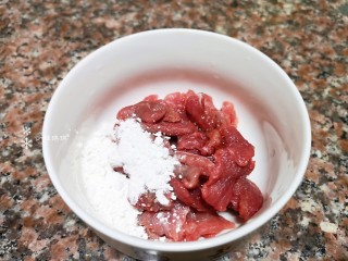 6、西兰花炒牛肉,将牛肉切片加入适量生抽、淀粉、花椒油和清水拌匀。