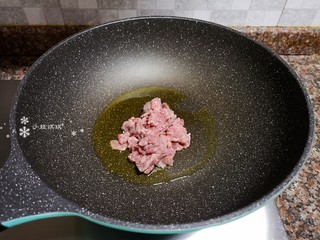 8、西兰花炒牛肉,放入牛肉快速翻炒变色断生。