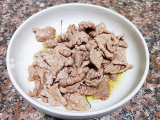 9、西兰花炒牛肉,断生的牛肉立刻铲出。