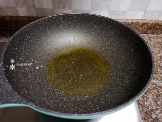 10、西兰花炒牛肉,热锅再倒油烧至八成热。