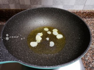 11、西兰花炒牛肉,放入大蒜片爆香。