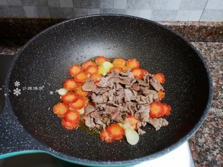 13、西兰花炒牛肉,放入牛肉翻炒均匀。