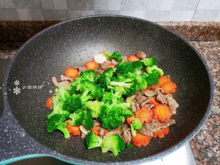 14、西兰花炒牛肉,放入西兰花翻炒片刻。