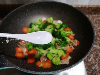 15、西兰花炒牛肉,放入适量盐翻炒均匀。