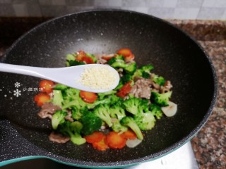 16、西兰花炒牛肉,最后放入适量鸡精翻炒均匀即可出锅。