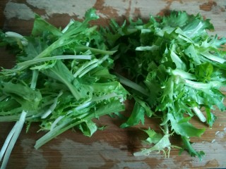 3、凉拌苦菊,沥干水分，切成两段。