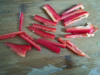 4、凉拌苦菊,半个红彩椒切丝。