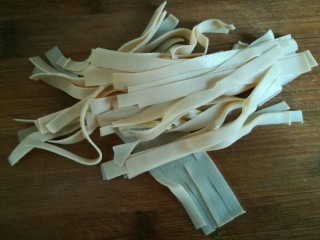 5、凉拌苦菊,半张百叶切丝。