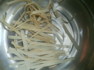 6、凉拌苦菊,坐锅烧水，水开后下百叶丝汆半分钟，捞出沥干。