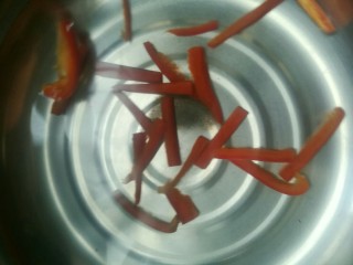 7、凉拌苦菊,继续汆彩椒丝半分钟，同样捞出沥干。