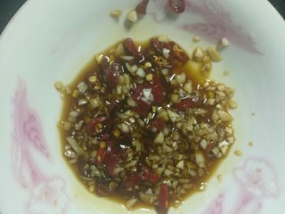 9、凉拌苦菊,把辣椒圈和蒜蓉放小碗内，加特鲜酱油，盐，糖，胡椒粉，鸡精，搅匀。