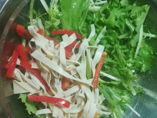 10、凉拌苦菊,彩椒丝，百叶丝，苦菊一起倒入大盆内。