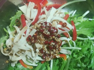 11、凉拌苦菊,倒入调味汁拌匀。