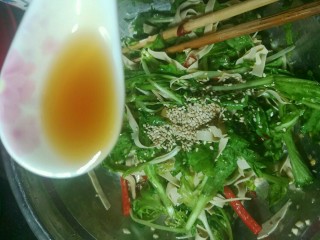 12、凉拌苦菊,最后撒上芝麻，淋上香油拌匀。