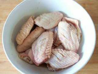 1、自制【翅中虾火锅】,鸡翅洗净，正反两面用刀划三 刀，放入料酒，生抽腌制15分钟 入味备用。