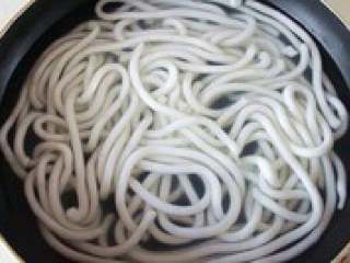 2、自制【翅中虾火锅】,锅里烧热水放入土豆粉焯9成熟后捞出备用。