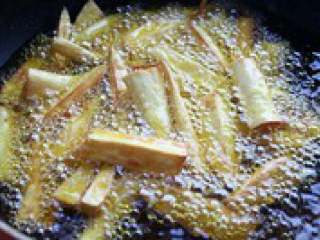 3、自制【翅中虾火锅】,红薯切成长8cm，宽约1.5cm 的长条，锅里倒入油烧至7成热 ，放入红薯条炸成金黄色捞出备用。