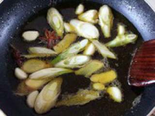 5、自制【翅中虾火锅】,锅里多倒一些油，放入花椒慢 慢烹出香味，再放入葱段，姜片 ，大蒜，八角，爆出香味。