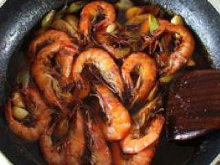 7、自制【翅中虾火锅】,放入洗干净的虾快速翻炒1-2分钟虾变色。