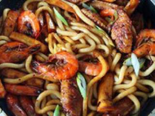 10、自制【翅中虾火锅】,土豆粉，炸红薯条吸收了香辣 味，一点香菜翻炒均匀，快吃完 鸡翅虾锅底加入高汤下蔬菜即可 。