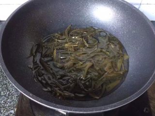 3、凉拌海带丝,锅中烧水，加入海带