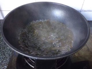 4、凉拌海带丝,煮两分钟后捞起放入凉白开备用