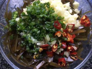 6、凉拌海带丝,放入沥干的海带丝里