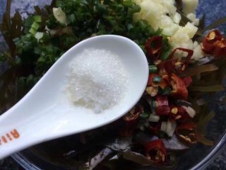 9、凉拌海带丝,适量糖