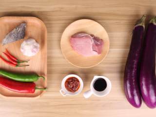1、鱼香茄子煲,准备好材料