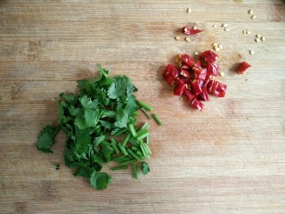 5、风味手撕茄子,香菜，干辣椒（鲜小米辣）洗净切小段备用。