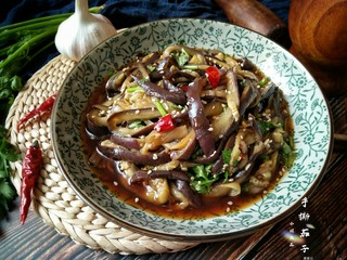 12、风味手撕茄子,这道风味手撕茄子就完成了。这样做出来的茄子，足够入味，用的油还少，要是不吃辣的同学，就不要放辣椒就可以了。