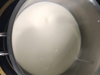 1、五星级酒店的抹茶巧克力流心月饼,先将巧克力室温软化，淡奶油放在奶锅中加热到冒小泡，倒入巧克力中