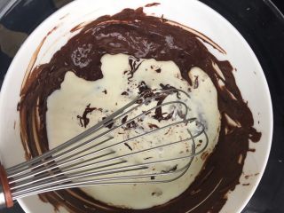 2、五星级酒店的抹茶巧克力流心月饼,淡奶油倒入巧克力中