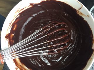 3、五星级酒店的抹茶巧克力流心月饼,搅拌均匀之后加入软化的黄油