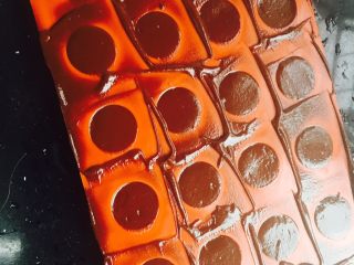 4、五星级酒店的抹茶巧克力流心月饼,放入半球形的巧克力模具当中，冷冻一晚上