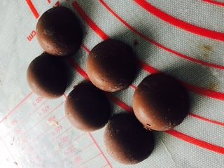 5、五星级酒店的抹茶巧克力流心月饼,做好的巧克力球取出