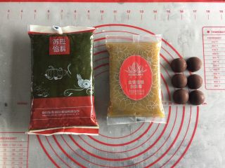 6、五星级酒店的抹茶巧克力流心月饼,准备好抹茶桃山皮，莲蓉馅，和巧克力