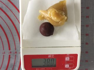 7、五星级酒店的抹茶巧克力流心月饼,在电子秤上称出巧克力和莲蓉馅38g