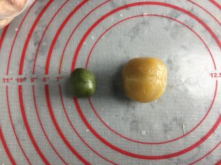 11、五星级酒店的抹茶巧克力流心月饼,平面朝下，圆形面向上