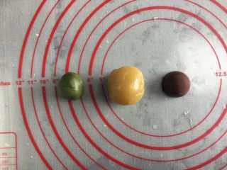 9、五星级酒店的抹茶巧克力流心月饼,搓圆备用