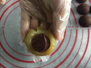 10、五星级酒店的抹茶巧克力流心月饼,用莲蓉馅包住巧克力，注意半圆形的一面最终要在月饼的上部